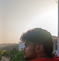 Madara Hu - puta in Indore
