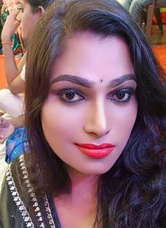 Madhavi Cam and Real Meet - Transsexual escort in Chennai Photo 2 of 8