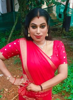 Madhavi Video Call and Real Meet - Transsexual escort in Chennai Photo 1 of 14