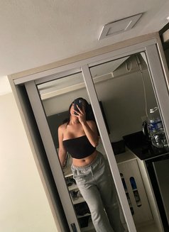 Madizon - Transsexual escort in Manila Photo 6 of 11