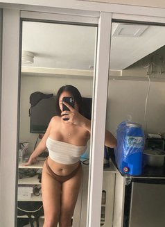 Madizon - Transsexual escort in Manila Photo 8 of 11