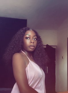 Maeve - puta in Doha Photo 1 of 5