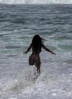 Maeve - puta in Doha Photo 3 of 5