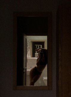 Maeve - puta in Doha Photo 4 of 5