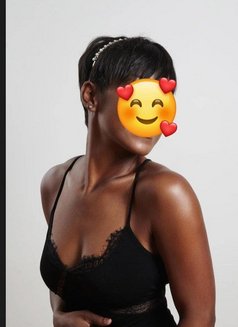 Maggie - masseuse in Nairobi Photo 2 of 4