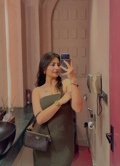 Mahi Patel Available - puta in Surat Photo 1 of 3