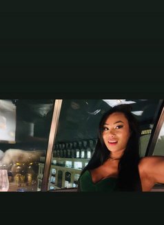 Maîtresse Jhennifer XXL - Transsexual dominatrix in Paris Photo 13 of 14