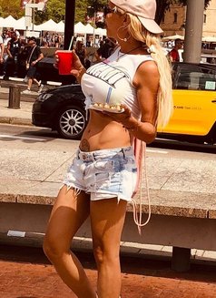 Maitresse Rebecca Tbm - Transsexual escort in Berlin Photo 9 of 17