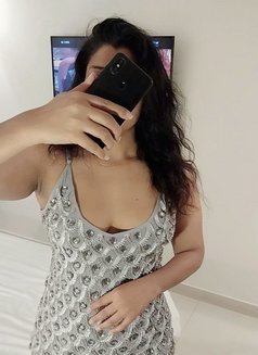 Malayali Independent Girl Priya - puta in Kuwait Photo 2 of 3