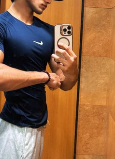 Male Escort for Females and Couples - Acompañantes masculino in Kolkata Photo 3 of 4