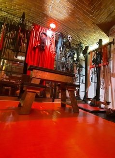 Male/female Dom/ Dungeon - dominatrix in Mombasa Photo 1 of 3