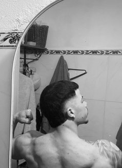 Malek - Male escort in Amman Photo 3 of 3