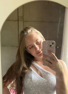 Manu - puta in Dubai Photo 4 of 6