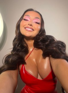 Mari - escort in Dubai Photo 3 of 7