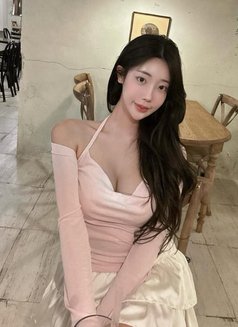 Mari - escort in Singapore Photo 3 of 4