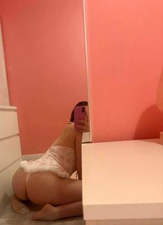 Marian - puta in Riyadh Photo 9 of 17