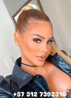 Mariana - puta in Al Manama Photo 18 of 27