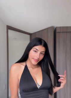 Mariana - puta in Al Manama Photo 9 of 13