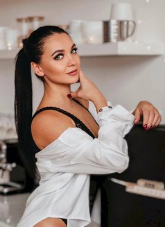 Marina - escort in İstanbul Photo 2 of 6