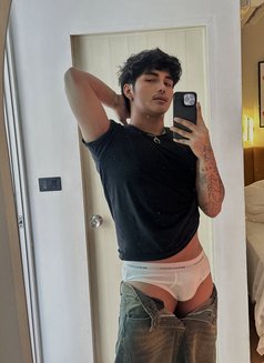 Markus - Male escort in Macao Photo 10 of 12