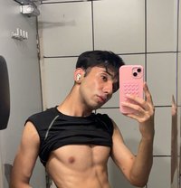 Maroon - Male escort in New Delhi