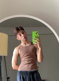 Maroon - Acompañantes masculino in New Delhi Photo 3 of 6