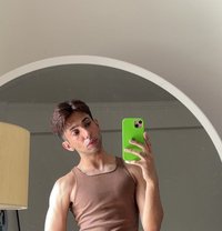 Maroon - Male escort in New Delhi