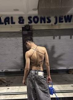 Maroon - Acompañantes masculino in New Delhi Photo 6 of 6