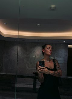 Mary - escort in Singapore Photo 2 of 3