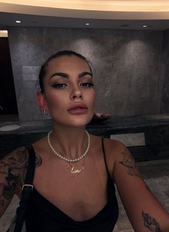 Mary - escort in Singapore Photo 3 of 3