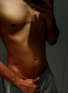 Leonidas - masseur in Melbourne Photo 1 of 5