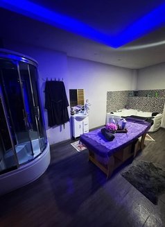 Massage spa - puta in Dubai Photo 7 of 7