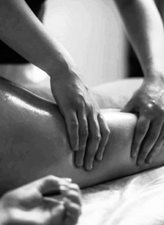 Alanmassagetantric - masseur in Paris Photo 2 of 2