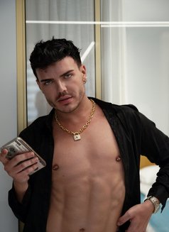 Massimo - Male escort in Dubai Photo 2 of 8