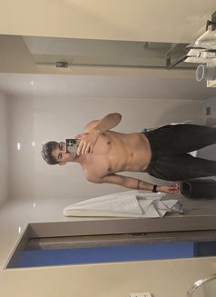 Mat - Male escort in Hong Kong Photo 1 of 8