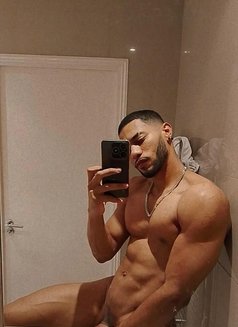 Mathias Escort Massage - Male escort in Dubai Photo 3 of 8