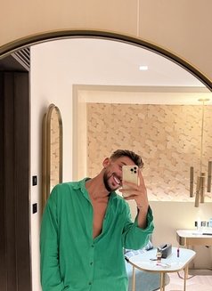 Mattew xxl - Male escort in Dubai Photo 4 of 7
