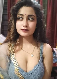Mature Married Housewife - puta in Mumbai Photo 1 of 2