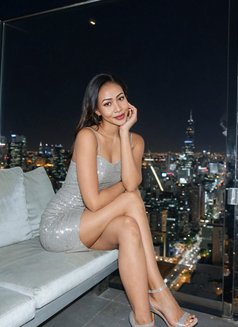 Mature & petite companion - puta in Hong Kong Photo 7 of 9