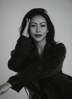 Mature & petite companion - puta in Hong Kong Photo 4 of 9
