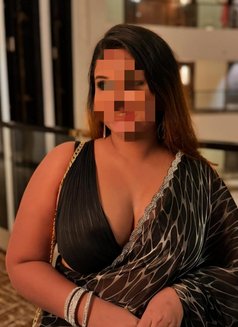 Mature Women - puta in Chandigarh Photo 1 of 3