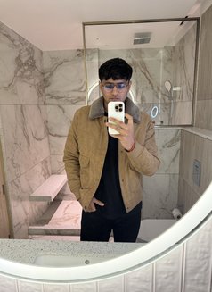 Max - Male escort in New Delhi Photo 2 of 3