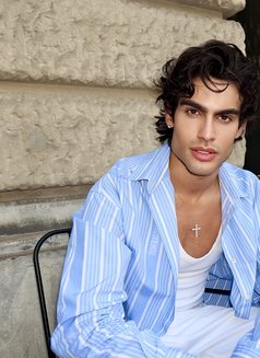 Max - Male escort in Paris Photo 5 of 10