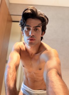 Max - Male escort in Paris Photo 6 of 10