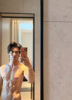 Max - Male escort in Paris Photo 7 of 10