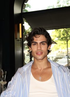 Max - Male escort in Paris Photo 9 of 10