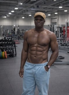 Max - Male companion in Abu Dhabi Photo 2 of 2