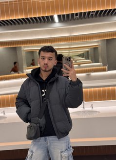 Max - Male escort in İstanbul Photo 4 of 13