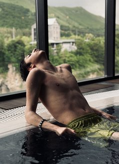 Max Twink - Male escort in Dubai Photo 1 of 1
