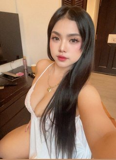 Maxene - escort in Singapore Photo 3 of 8